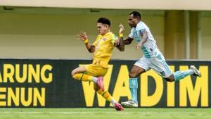 Duel-PSBS-Biak-vs-Persebaya-Surabaya-di-Stadion-Maguwoharjo-Sleman-Jumat-24102025.jpg