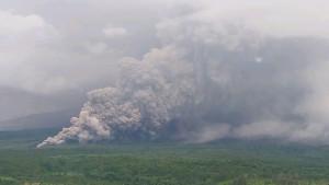 ERUPSI-Abu-vulkanik-dari-letusan-Gunung-Semeru-Jawa-Timur-Rabu-19112025.jpg