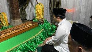 Emil-Dardak-melakukan-ziarah-Wali-saat-masa-tenang-Pilgub-Jatim-2024.jpg