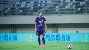 Ezra-Walian-dinobatkan-sebagai-Player-of-The-Match-dalam-laga-PSBS-Biak-vs-Persik-Kediri.jpg
