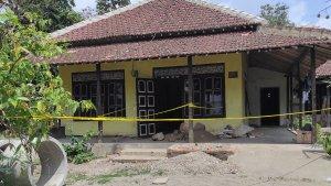 Garis-polisi-masih-terpasang-di-rumah-yang-menjadi-lokasi-temuan-kerangka-manusia.jpg