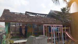 Gedung-sekolah-TK-dan-SD-Bendotretek-1-Sidoarjo-yang-terbakar-Kamis-2472025.jpg