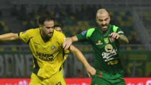 Gelandang-Persebaya-Milos-Raickovic-Semen-Padang-di-Stadion-Gelora-Bung-Tomo-GBT.jpg