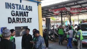 Gojek-datang-dari-Surabaya-untuk-menjenguk-korban-begal-di-RSUD-dr-Mohammad-Zyn-Sampang.jpg