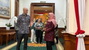 Gubernur-Jatim-Khofifah-Indar-Parawansa-Konjen-Amerika-Serikat-Surabaya-Christopher-R-Green.jpg
