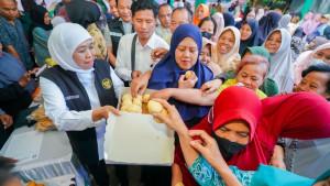 Gubernur-Jawa-Timur-Khofifah-Indar-Parawansa-menggelar-Pasar-Murah-Waru-Sidoarjo.jpg