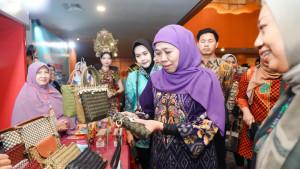 Gubernur-Jawa-Timur-Khofifah-Indar-Parawansa-meninjau-stan-peserta-Misi-Dagang.jpg