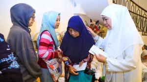 Gubernur-Jawa-Timur-Khofifah-Indar-Parawansa-menyerahkan-santunan-untuk-korban-kebakaran.jpg