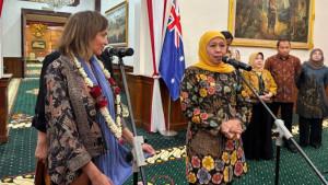 Gubernur-Jawa-Timur-Khofifah-Indar-Parawansa-saat-diwawancarai-media-di-Grahadi.jpg