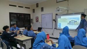 Guru-mengajar-siswa-menggunakan-IT-Board-di-MAN-2-Kota-Malang.jpg
