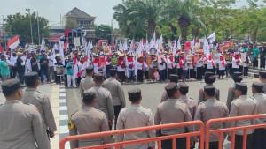 HARI-TANI-NASIONAL-Ratusan-mahasiswa-dan-petani-menggelar-aksi-di-Kantor-Bupati-Blitar.jpg
