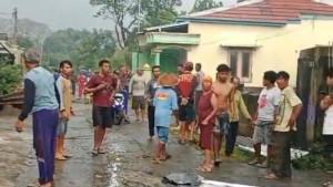 Hujan-angin-kencang-Desa-Besowo-Kecamatan-Kepung-Kabupaten-Kediri-pada-Minggu.jpg