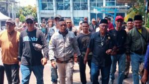Imam-Muslimin-Yai-Mim-dikawal-pendukungnya-saat-mendatangi-Polresta-Malang-Kota.jpg