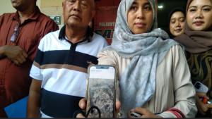 Istri-Yai-Mim-Rosida-Vignesvari-saat-menunjukkan-foto-sajadah.jpg