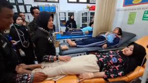 KERACUNAN-MBG-siswi-SMAN-1-Kedungadem-Bojonegoro-saat-mendapatkan-perawatan.jpg