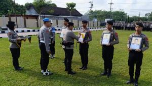 Kapolres-Blitar-AKBP-Arif-Fazlurrahman-anggota-yang-mendapat-sanksi-PTDH-Jumat-10102025.jpg