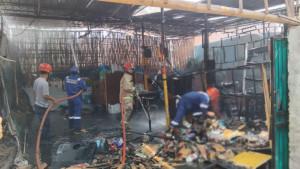 Kebakaran-gudang-peralatan-rumah-tangga-di-Jalan-Udang-Windu-Kelurahan-Tukangkayu-Banyuwangi.jpg