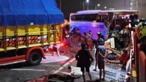 Kecelakaan-Bus-Damri-tujuan-Madura-remuk-Jembatan-Suramadu-Kamis-30102025.jpg