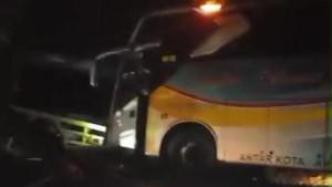 Kecelakaan-Bus-Sumber-Selamat-truk-Hino-Dutro-Kecamatan-Geneng-Kabupaten-Ngawi.jpg