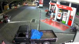 Kecelakaan-lalu-lintas-terekam-CCTV-di-sekitar-SPBU-Desa-Trojalu-Baureno-Bojonegoro.jpg