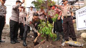 Kepala-Sespimma-Lemdiklat-Polri-Brigjen-Pol-Sonny-Irawan-melakukan-penanaman-pohon.jpg