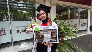 Khoirun-Nisa-meraih-IPK-tinggi-dalam-wisuda-STIE-MalangKucecwara-ke-78-pada-Sabtu.jpg