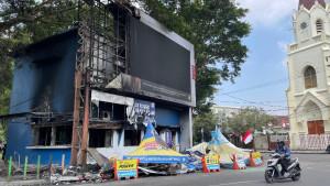Kondisi-Pos-Polisi-di-Alun-alun-Merdeka-Kota-Malang-yang-dibakar-oleh-massa-saat-demo-ricuh.jpg