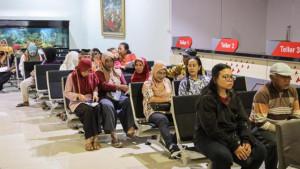 Lansia-di-Kota-Kediri-menerima-Bantuan-Sosial-Program-Keluarga-Harapan-Bansos-PKH-Plus.jpg