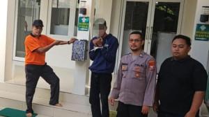 MALING-KOTAK-AMAL-Kediri-Petugas-Polsek-Ngasem-mengamankan-pria-Kabupaten-Lampung-Selatan.jpg