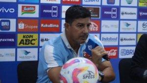 Madura-United-Angel-Alfredo-Vera-saat-jumpa-pers-setelah-pertandingan-menghadapi-Persib-Bandung.jpg