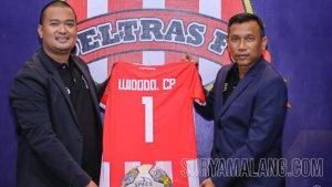 Manajer-Deltras-FC-Dian-Felani-bersama-pelatih-baru-Deltras-Widodo-CP.jpg
