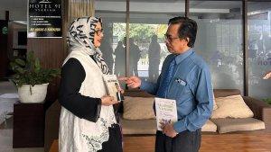 Marissa-Haque-mendapat-hadiah-buku-dari-Rektor-UIN-Malang-Prof-Zainuddin-MA.jpg