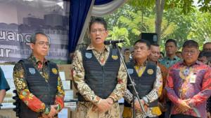 Menteri-Keuangan-RI-Purbaya-Yudhi-Sadewa-Gubernur-Jawa-Timur-Khofifah-Indar-Parawansa.jpg