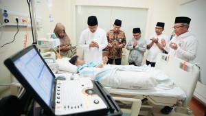 Menteri-Sosial-Saifullah-Yusuf-saat-menjenguk-Haikal-korban-Ponpes-Al-Khoziny-Sidoarjo.jpg