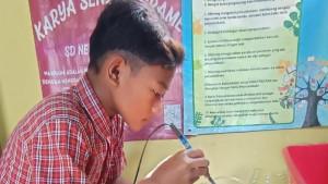 Muhammad-Bazarullah-siswa-SD-di-Kabupaten-Malang-berlatih-membuat-karya-seni.jpg
