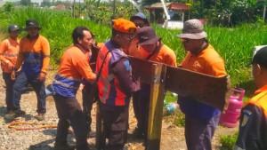 PT-KAI-Daop-7-Madiun-menutup-perlintasan-sebidang-liar-di-wilayah-Garum-Kabupaten-Blitar.jpg