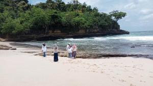 Pantai-Jung-Pakis-di-Desa-Jengglungharjo-Kecamatan-Tanggunggunung-Kabupaten-Tulungagung.jpg