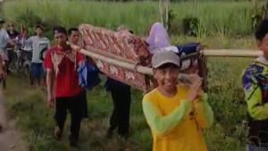 Pasien-bondowoso-hendak-melahirkan-terbujur-lemah-di-atas-kursi-berwarna-merah-ditandu.jpg