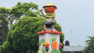 Patung-petani-berkepala-buah-apel-yang-ada-di-median-Jalan-Sultan-Agung-Kota-Batu.jpg