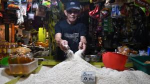 Pedagang-beras-di-Pasar-Klojen-Kota-Malang-Rabu-2372025-beras-oplosan.jpg