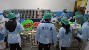 Pekerja-sedang-menyiapkan-menu-program-MBG-di-SPPG-Plosokerep-1-Kota-Blitar.jpg