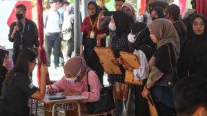 Pelamar-kerja-mengantre-mendaftar-pekerjaan-dalam-bursa-lowongan-kerja-di-Kota-Malang.jpg