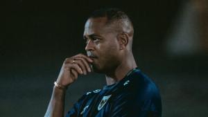 Pelatih-Timnas-Indonesia-Patrick-Kluivert-saat-memantau-anak-asuhnya-dalam-sesi-latihan.jpg