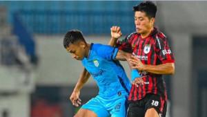 Pemain-Persela-Lamongan-Osvaldo-Haay-Persipura-Jayapura-Takuya-Matsunaga.jpg