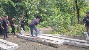 Pembongkaran-makam-Wali-Lima-palsu-oleh-Perjuangan-Wali-Songo-Indonesia-PWI-di-Ngawi.jpg