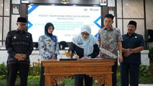 Penandatanganan-berita-acara-oleh-Wali-Kota-Kediri-Vinanda-Praneswati-bersama-pimpinan-DPRD.jpg