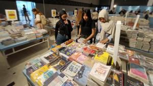 Pengunjung-memilih-buku-yang-didiskon-dalam-acara-Semesta-Buku-di-Kota-Malang-Gramedia.jpg