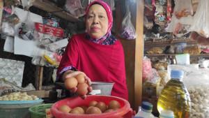 Penjual-telur-ayam-di-Pasar-Basah-Kelurahan-Sumbergedong-KecamatanKabupaten-Trenggalek.jpg