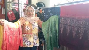 Perajin-batik-kota-malang-Yuharsita-saat-menunjukkan-motif-tumpal-Candi-Malang.jpg