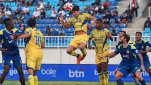 suryamalang/Persib-Bandung-Federico-Barba-vs-Arema-FC.jpg